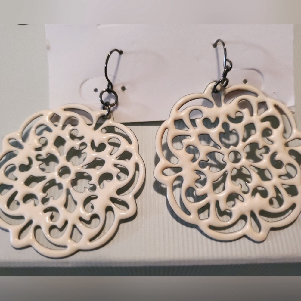 Premier Designs white Doily earrings
